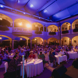 Dinner & Musical Sommernachtstraum im Innenhof im Weinschloss Thaller im Thermen- & Vulkanland Steiermark