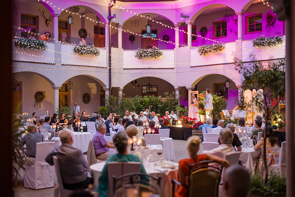 Abbildung der Beitrag Klassik & Dinner - Mozart´s Bastien und Bastienne: Erste Oper im Weinschloss